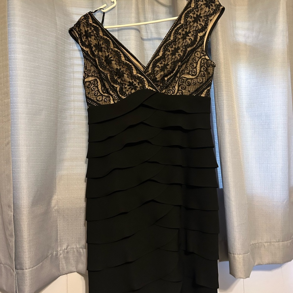 Jessica Howard Gold and Black Sheath Mini Dress V-Neck Cocktail